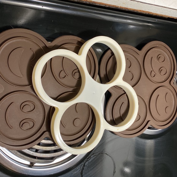 New—never used Pampered Chef cookie/brownie silicone maker - Picture 3 of 3